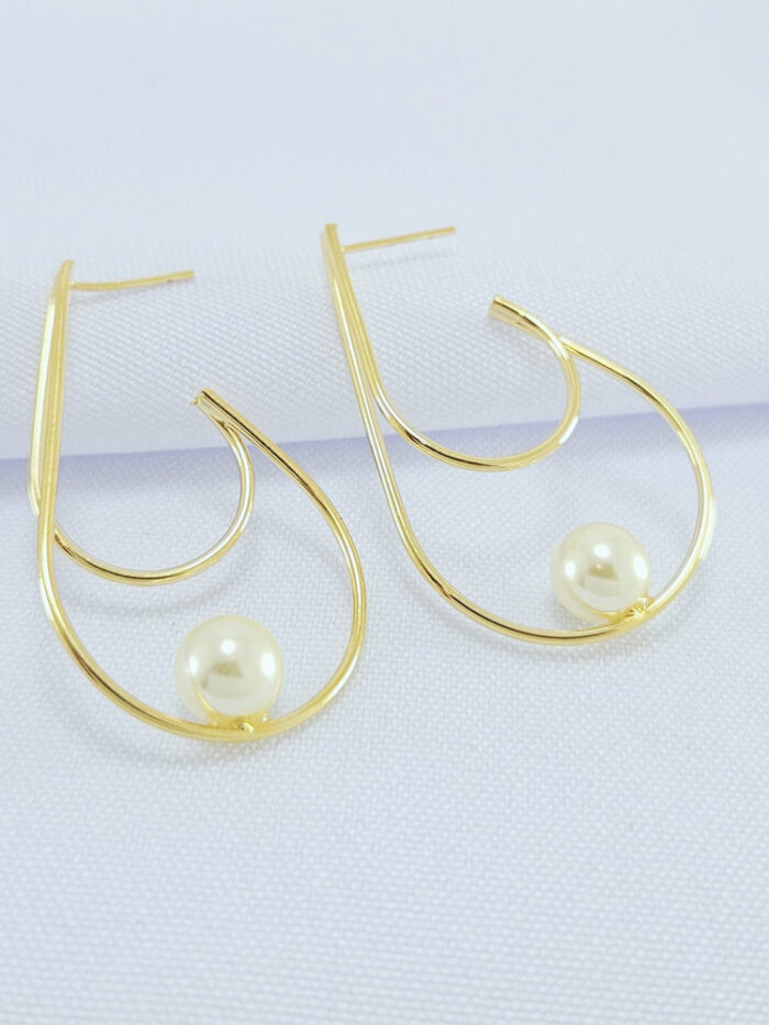 Brinco fio duplo detalhe pérola