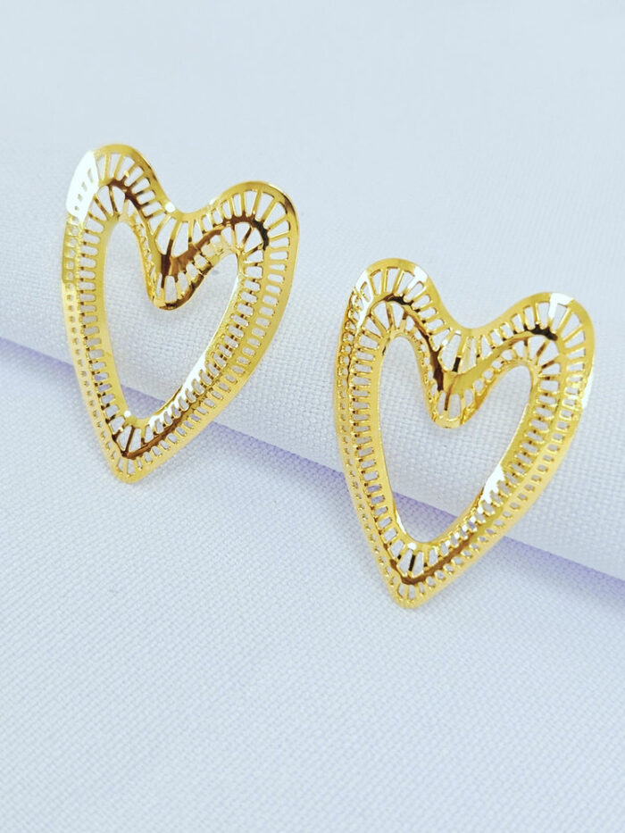 Brinco coração detalhes vazado