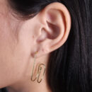 Brinco fio duplo curvado detalhe na ponta