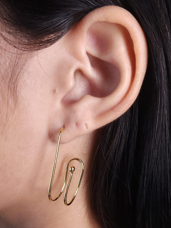 Brinco fio duplo curvado detalhe na ponta