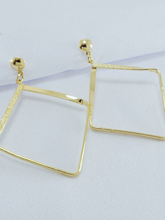 Brinco losango  fio detalhado e liso