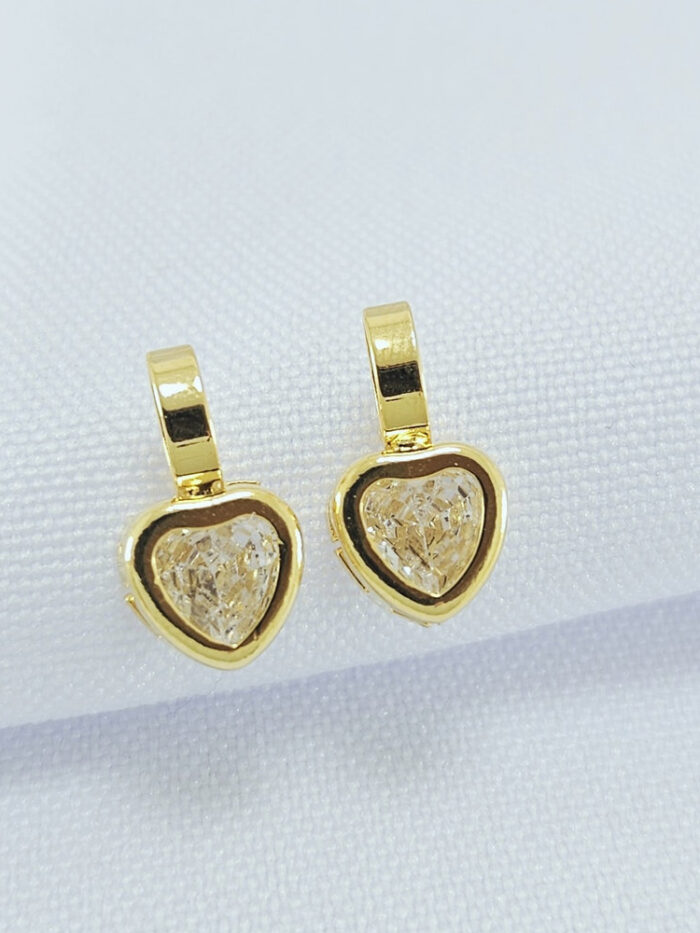 Brinco base lisa com coração cristal