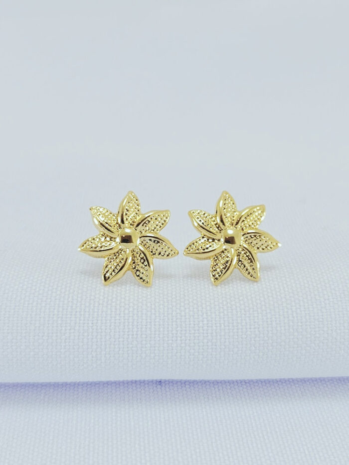 Brinco flor detalhada e lisa