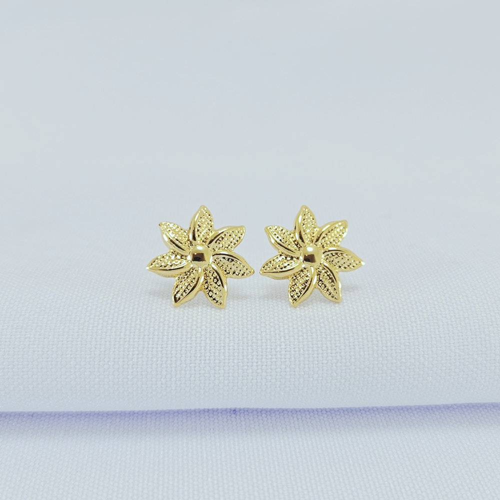 Brinco flor detalhada e lisa