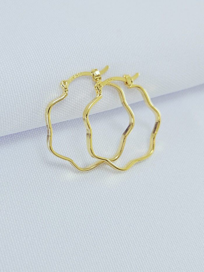 Argola fechada formato flor