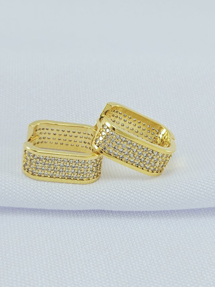 Brinco argolinha quadrado cravejado.