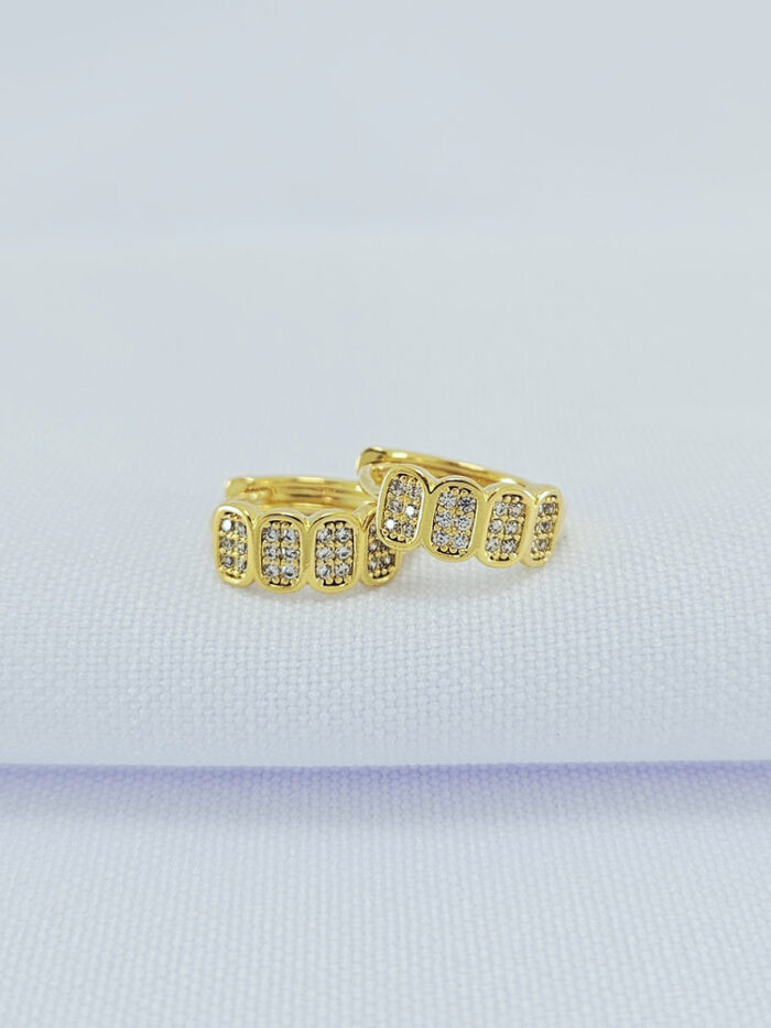 Argola dourada cravejada