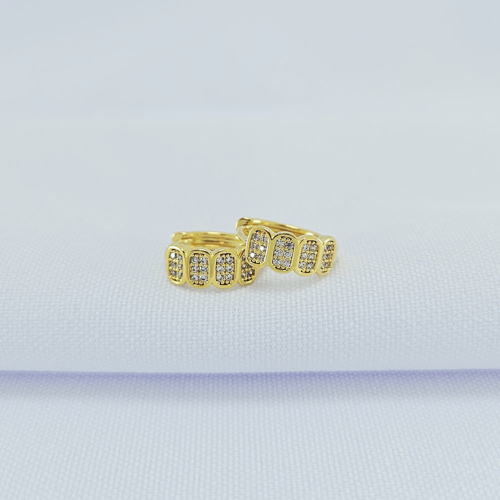 Argola dourada cravejada