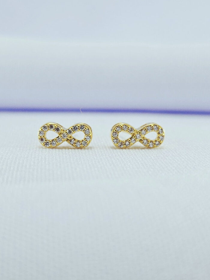 Brinco infinito cravejado