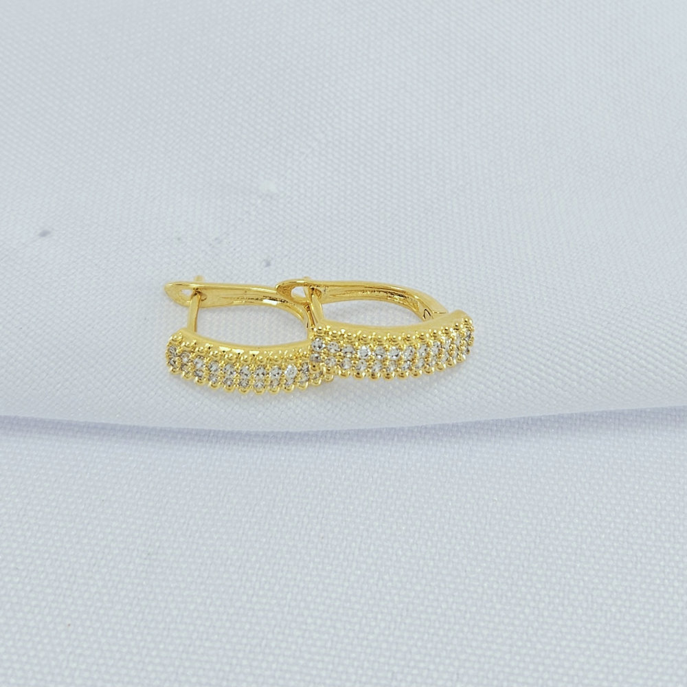 Brinco argola faixa cravejada borda detalhada