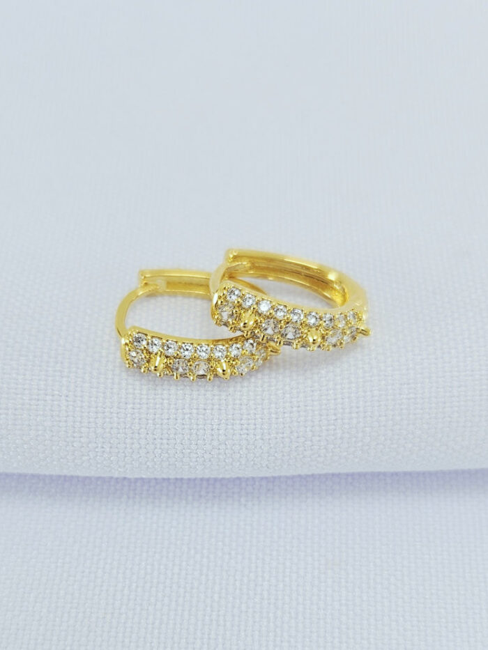 Argola oval cravejada