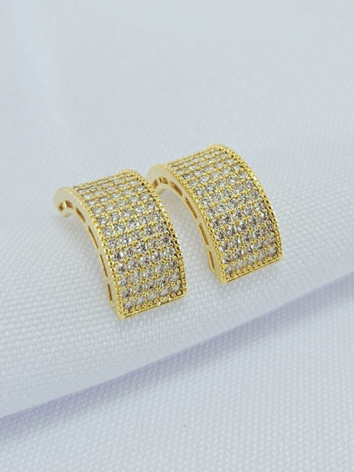 Brinco curvado frente cravejado