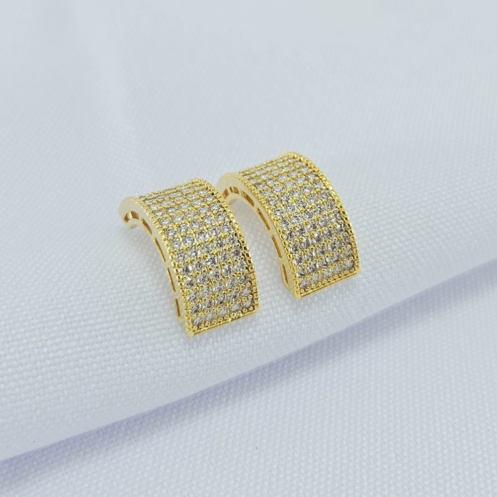 Brinco curvado frente cravejado