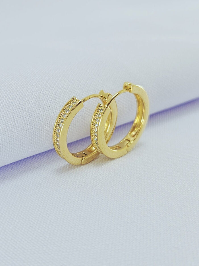 Argola borda lisa detalhe cravejado central