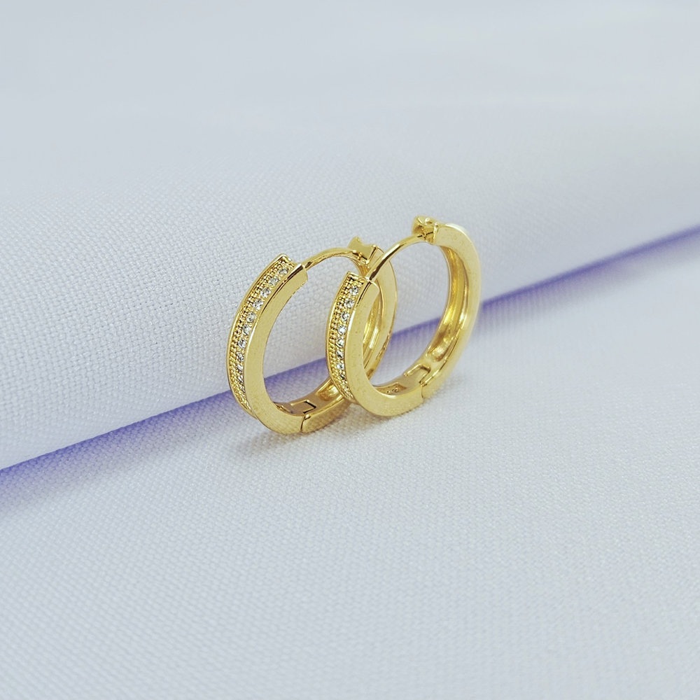 Argola borda lisa detalhe cravejado central