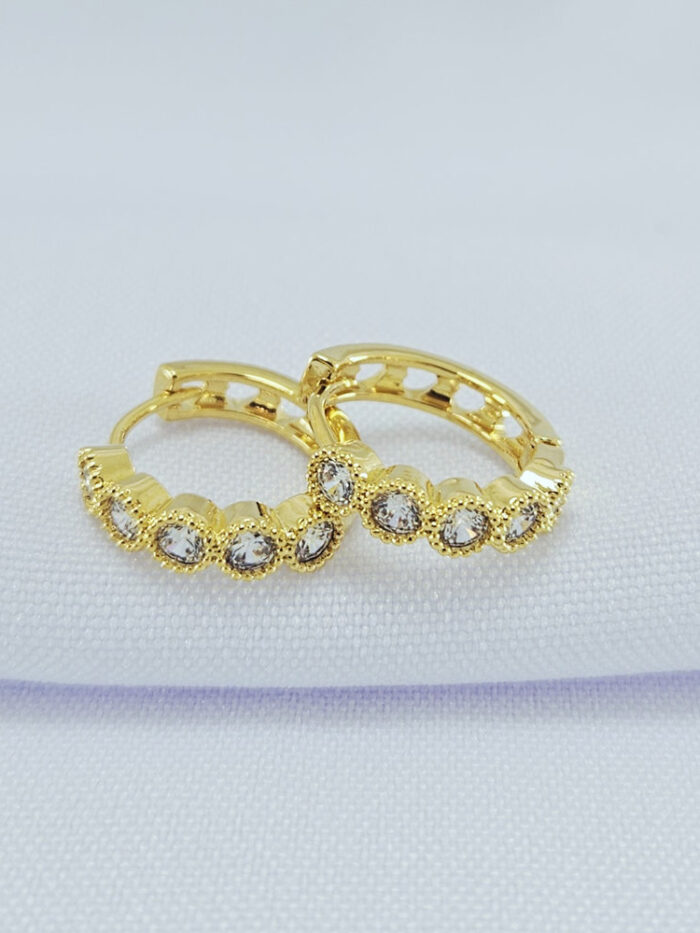 Argola com pedras cristal formato círculo