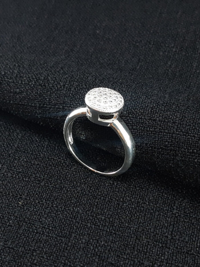 Anel círculo cravejado detalhe vazado