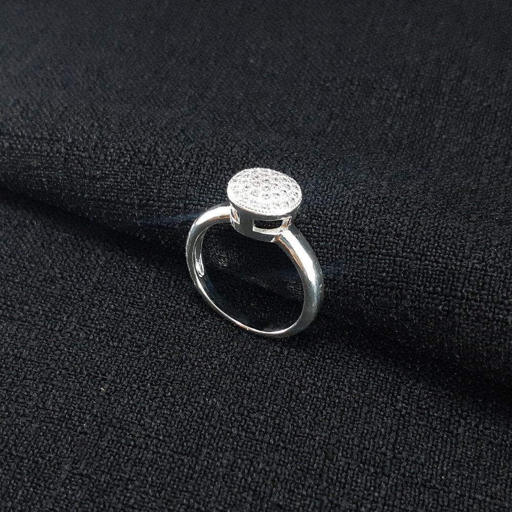 Anel círculo cravejado detalhe vazado