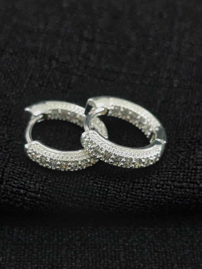 Brinco argola cravejado detalhado