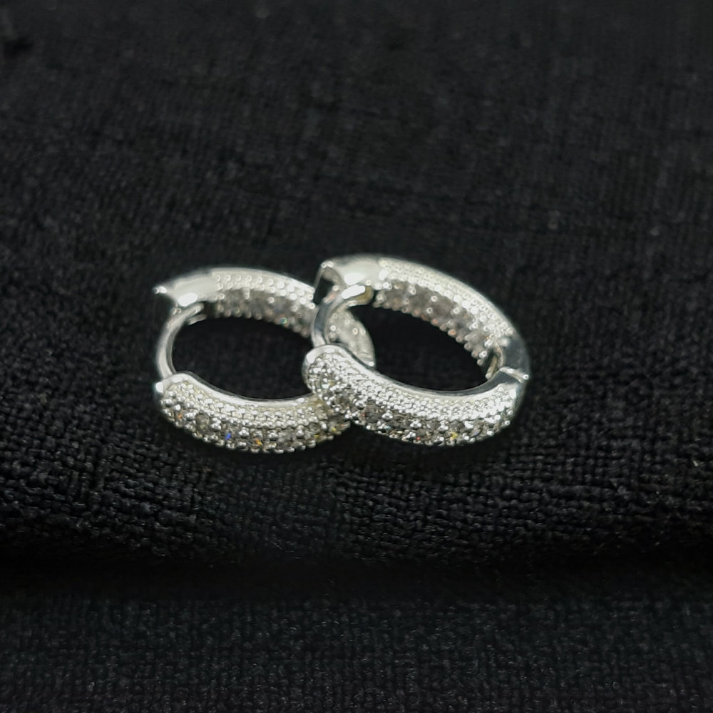 Brinco argola cravejado detalhado