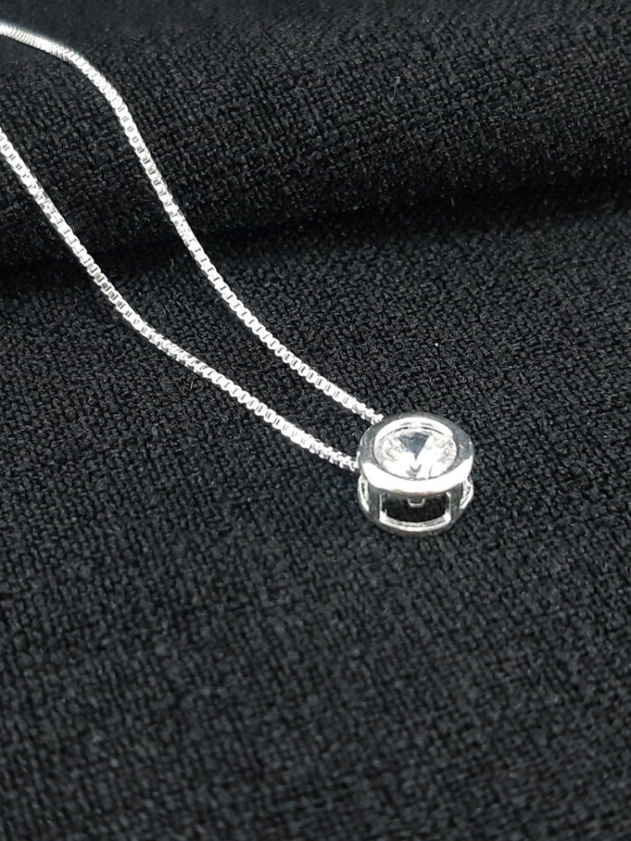 Gargantilha com ponto de luz cristal