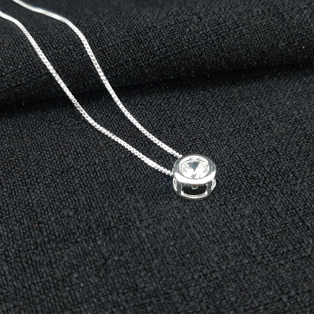 Gargantilha com ponto de luz cristal