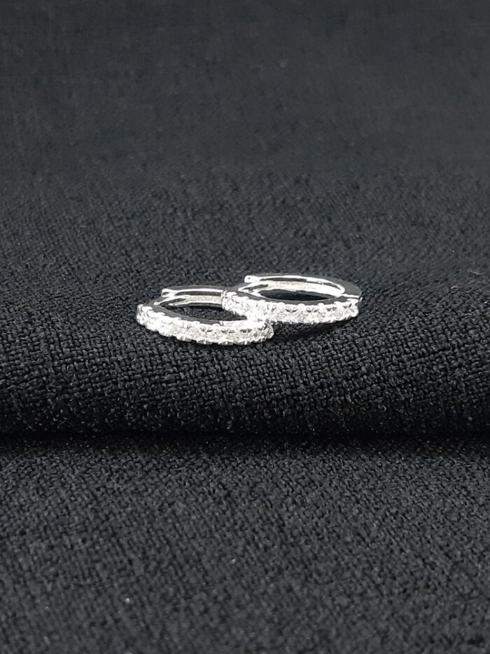 Brinco argola fio cravejado