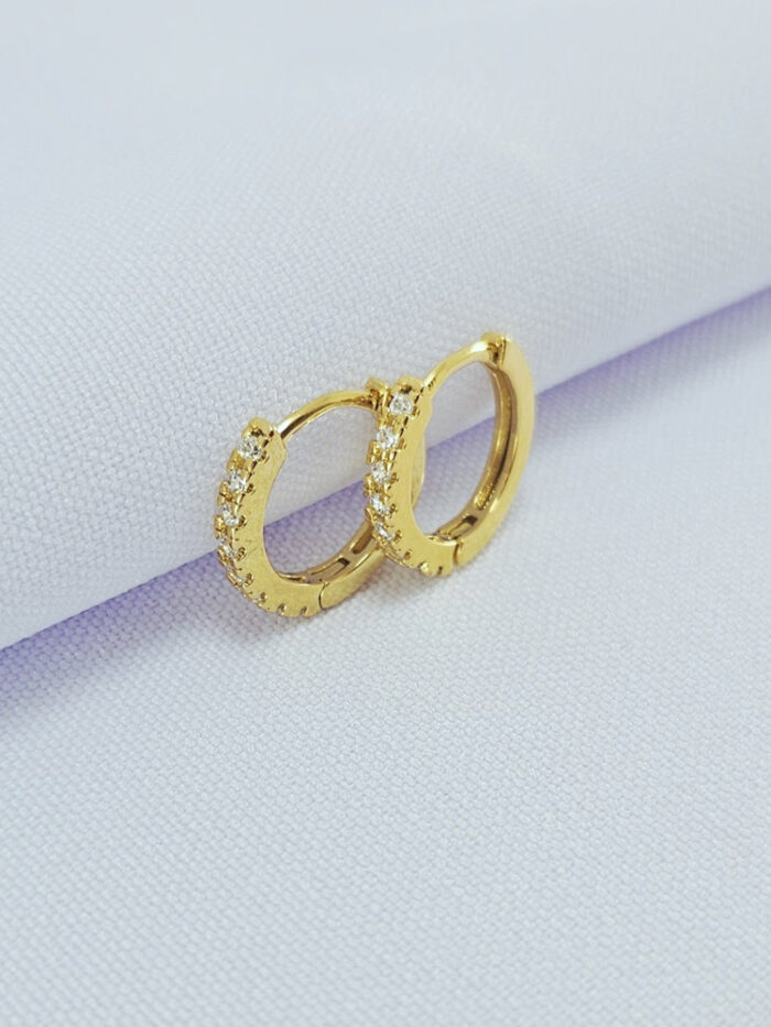 Argola fio quadrado cravejado