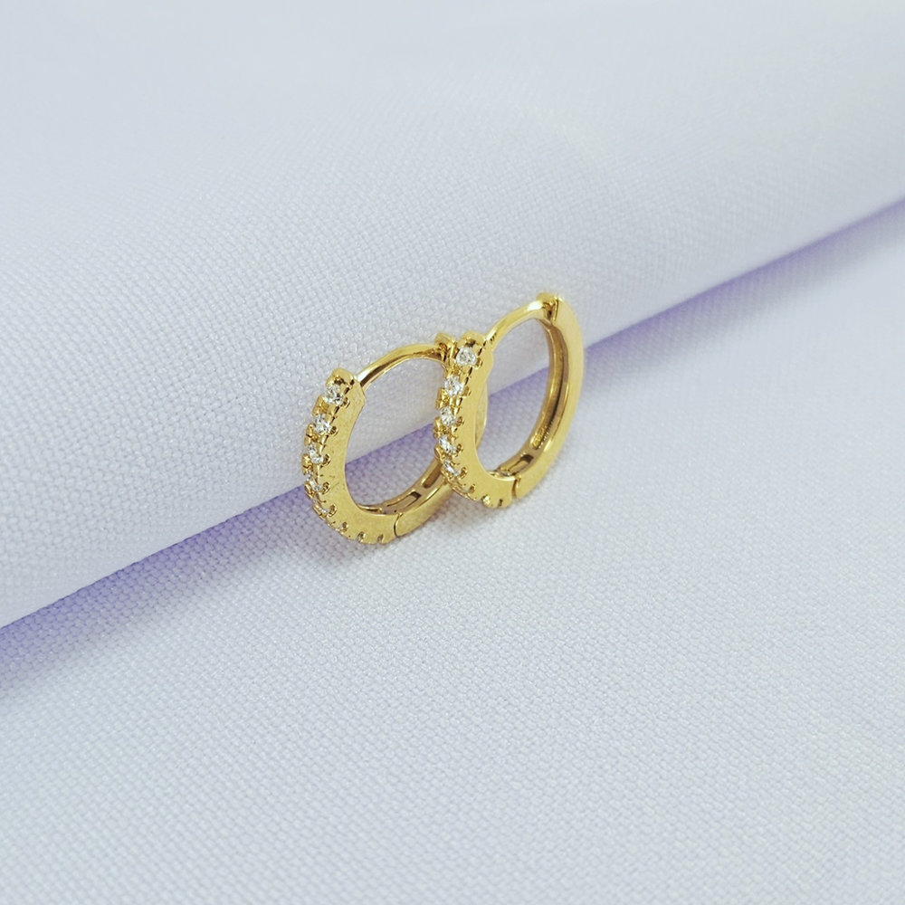 Argola fio quadrado cravejado