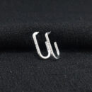 Brinco estilo argola com detalhe cravejado