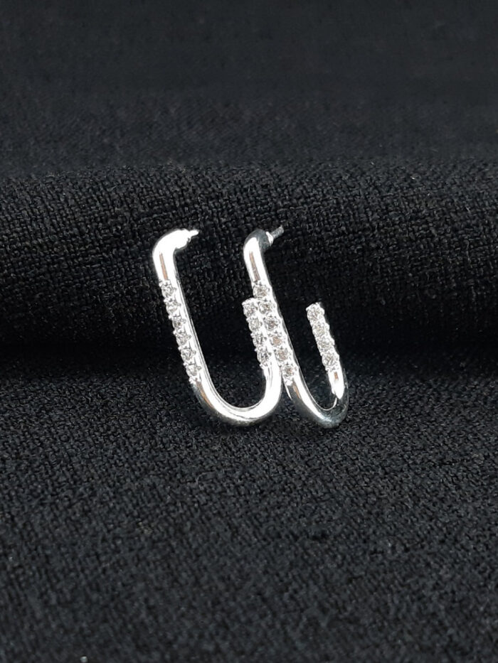 Brinco estilo argola com detalhe cravejado