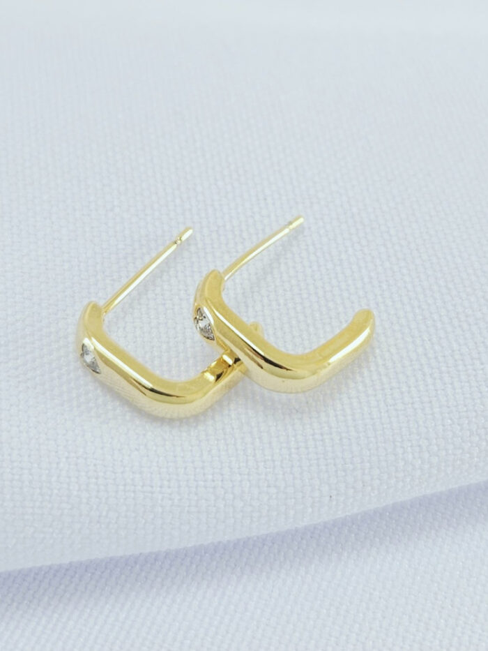 Brinco argola quadrada com ponto de luz coração