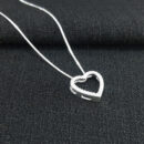 Gargantilha coração cravejado vazado