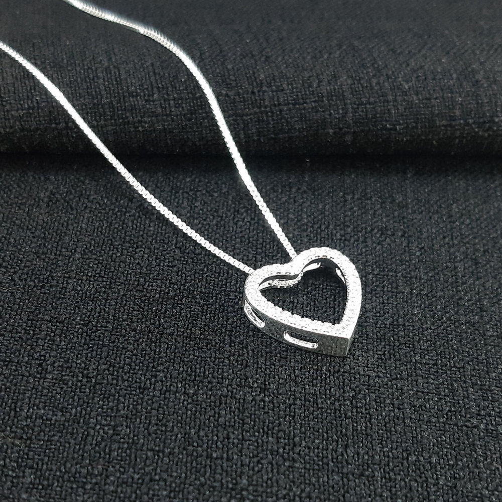 Gargantilha coração cravejado vazado