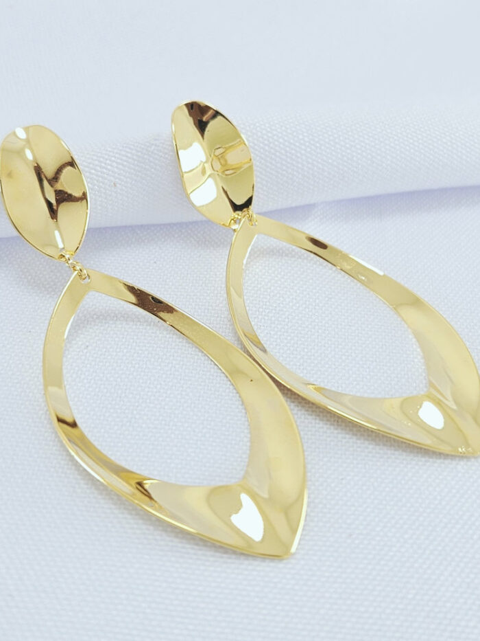 Brinco base lisa vazado pêndulo