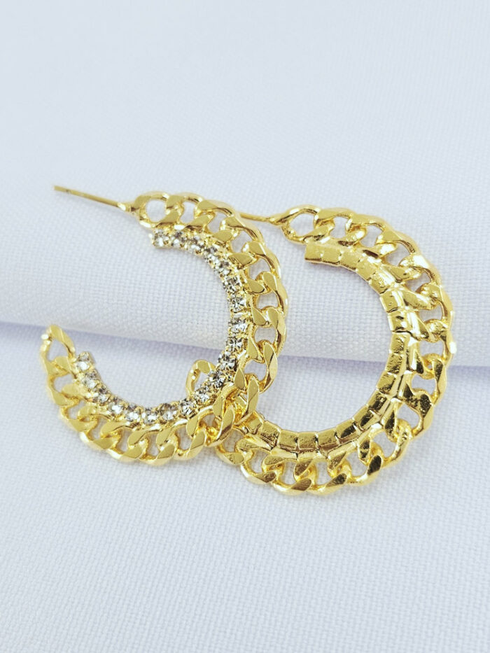 Brinco argola elos estilo corrente e detalhe cravejado