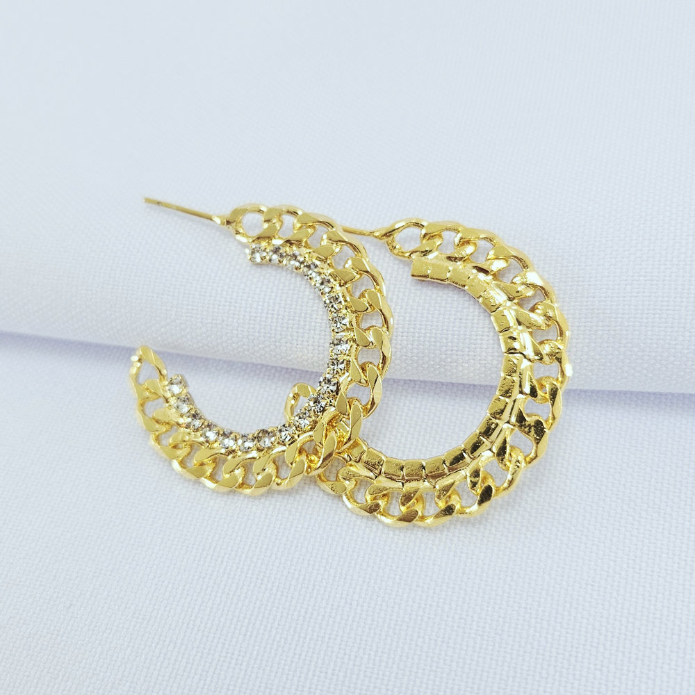 Brinco argola elos estilo corrente e detalhe cravejado