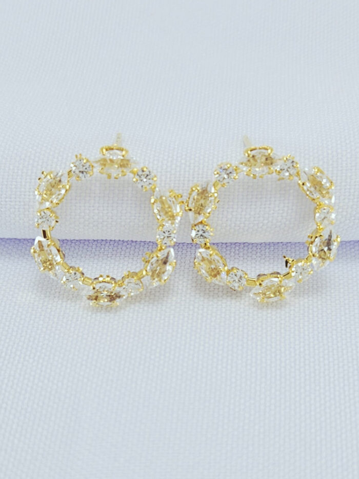 Brinco circulo com pedras navete cristal