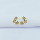 Brinco curvado três flores cravejadas