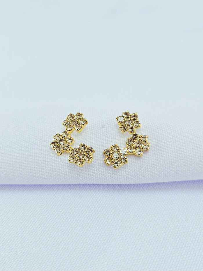 Brinco curvado três flores cravejadas