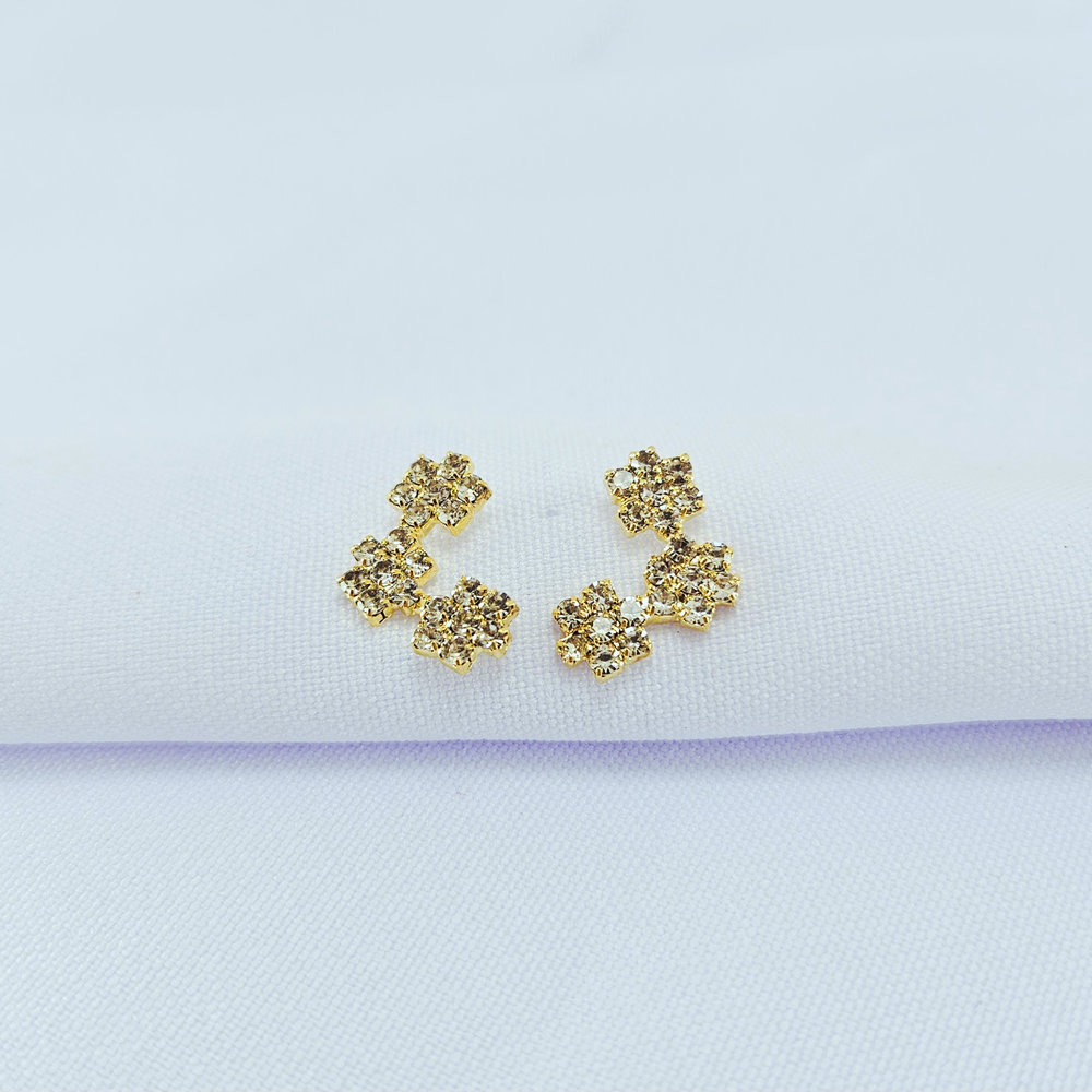 Brinco curvado três flores cravejadas