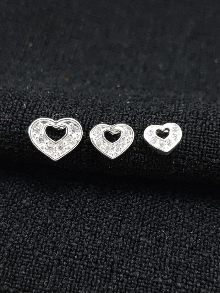 Trio de brincos coração cravejado detalhe vazado