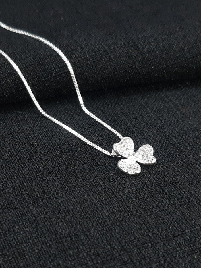 Gargantilha  flor  cravejada corrente veneziana