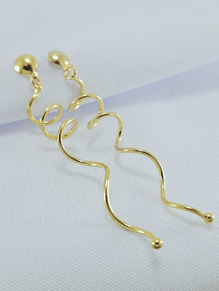 Brinco base dourada com fio enrolado pêndulo