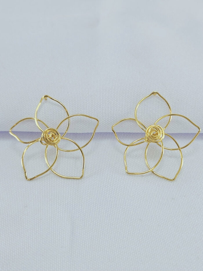 Brinco flor aramado dourado
