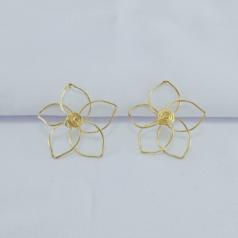 Brinco flor aramado dourado