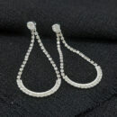 Brinco gota fio cravejado