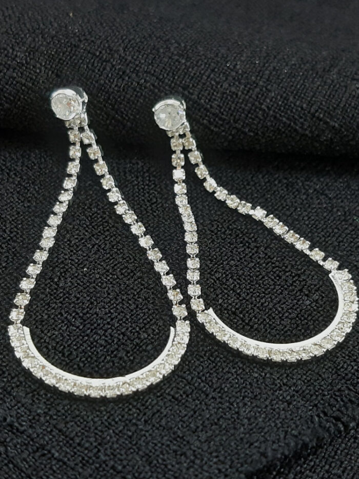 Brinco gota fio cravejado