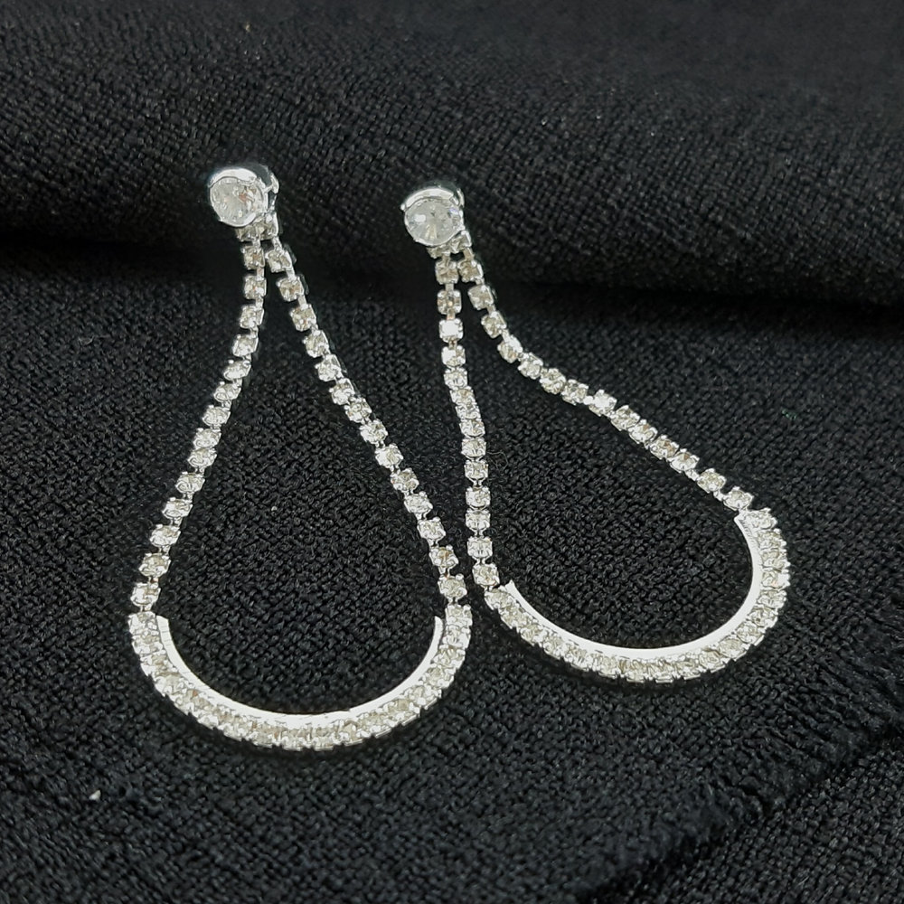 Brinco gota fio cravejado