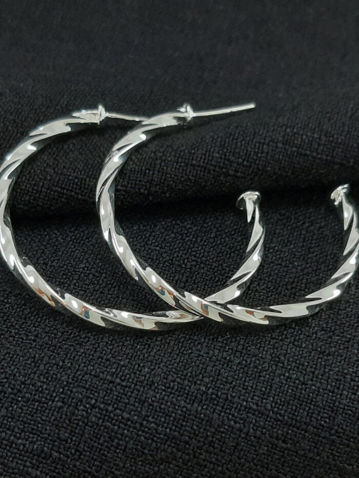 Brinco argola torcida